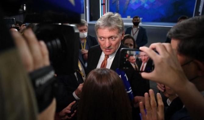 Le porte-parole du Kremlin, Dmitri Peskov, rencontre des journalistes après la conférence de presse annuelle du président russe Vladimir Poutine au hall d'exposition Manezh, dans le centre de Moscou, le 23 décembre 2021. (Photo, AFP)