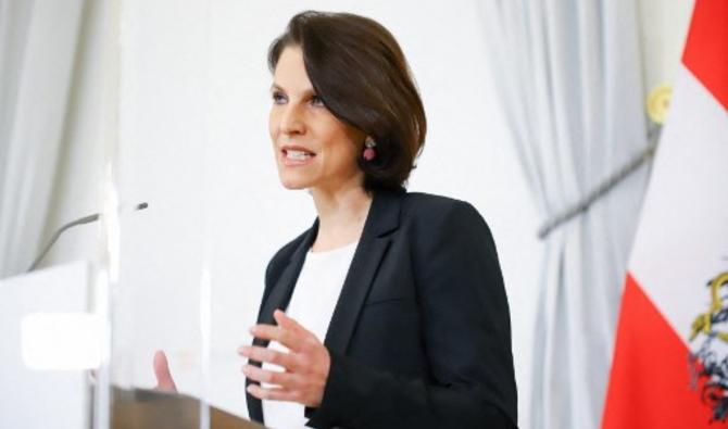 La ministre chargée de la Constitution Karoline Edtstadler s'exprime lors d'une conférence de presse à la Chancellerie à Vienne le 16 janvier 2022 (Photo, AFP)