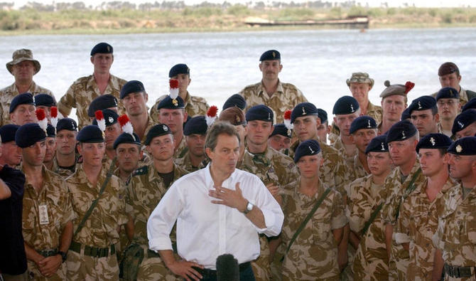 Tony Blair rend visite aux troupes britanniques en Irak, mai 2003. (Photo, AFP) 