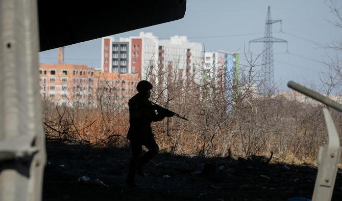 Un membre des forces ukrainiennes prend position, au milieu de l'invasion russe de l'Ukraine, à Irpin, en Ukraine, le 12 mars 2022. (Reuters)