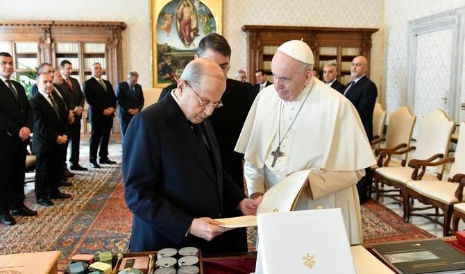 Après l’audience avec le pape, M. Aoun et sa délégation se sont entretenus avec le secrétaire d’État du Vatican, le cardinal Pietro Parolin, et le ministre des Affaires étrangères du Vatican, monseigneur Jean Paul Gallagher. (Photo, AFP) 