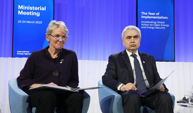 La secrétaire à l’Énergie des États-Unis, Jennifer M. Granholm, et le directeur général de l’AIE, Fatih Birol, assistent à la séance d’ouverture de la réunion ministérielle de l’AIE, à Paris, France, mercredi 23 mars 2022. (Photo AP) 