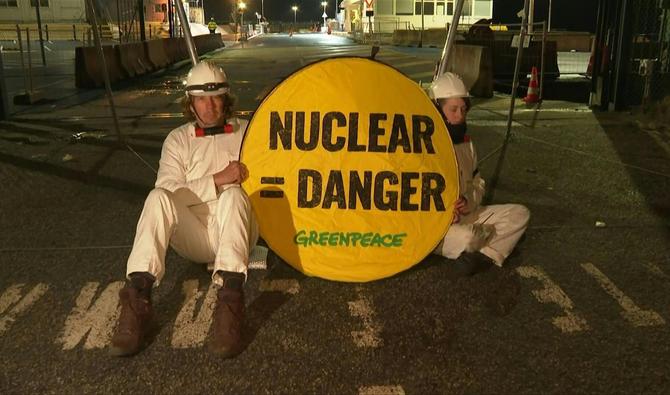 Des militants de Greenpeace bloquent le chantier de l'EPR à Flamanville, le 31 mars 2022. (Photo, AFP)