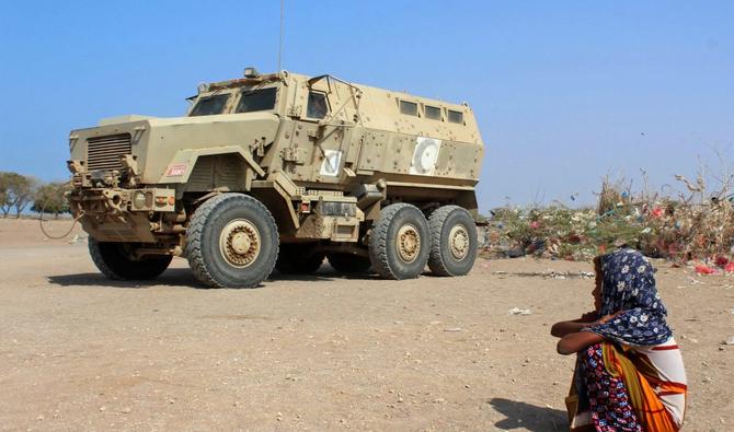 Une jeune Yéménite déplacée est assise près d’un véhicule militaire blindé dans un camp du district de Khokha, dans la province occidentale de Hodeidah, le 21 janvier 2019. (AFP) 