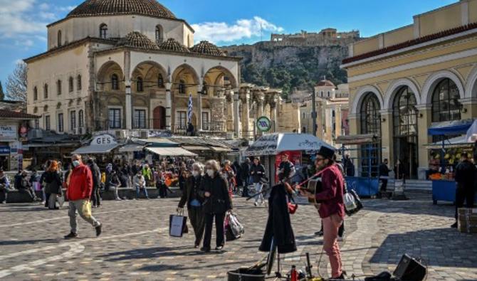 Des piétons traversent une place centrale à Athènes, le 3 mars 2022. (Photo, AFP)