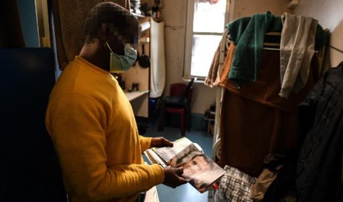 Un détenu reçoit dans sa cellule des manifestes des candidats à l'élection présidentielle de la part des gardiens de la prison de Fleury-Mérogis, le 31 mars 2022. (Photo, AFP)