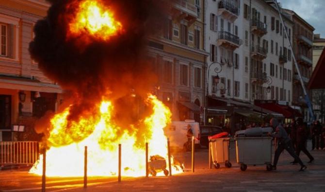 En fin d'après-midi, les affrontements se poursuivaient près de la mairie, non loin de la préfecture, où des fumées s'échappaient d'un immeuble dont une canalisation de gaz était en feu. (Photo, AFP)