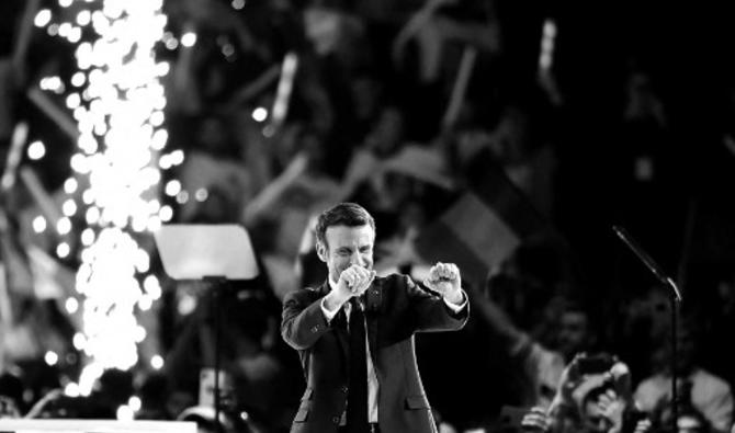 Le président français et candidat du parti libéral La République en marche (LREM) à la réélection Emmanuel Macron salue ses partisans lors de son premier meeting de campagne à la Paris La Défense Arena, à Nanterre, le 2 avril 2022. (Photo, AFP)