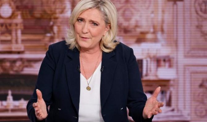 Marine Le Pen, députée d'extrême droite française du Rassemblement national (RN) et candidate à la présidence, s'exprime lors de sa participation à l'émission «10 minutes pour convaincre» sur la chaîne de télévision française TF1 à Boulogne-Billancourt, le 6 avril 2022. (Photo, AFP)