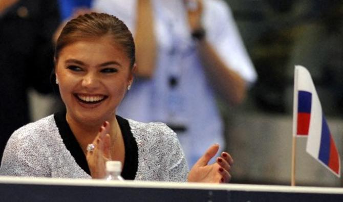 Dans cette photo d'archive prise le 6 juin 2008, l'ancienne gymnaste russe Alina Kabaeva assiste à l'épreuve senior des Championnats d'Europe de gymnastique rythmique à Turin. (Photo, AFP)