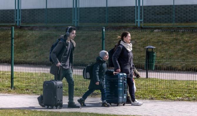 Des réfugiés d'Ukraine traversent la frontière ukraino-polonaise au poste frontière de Medyka, dans le sud-est de la Pologne, le 8 avril 2022. (Photo, AFP)