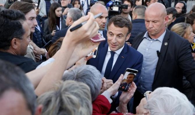 Emmanuel Macron rencontre des partisans lors d'une visite de campagne d'une journée dans la région des Hauts-de-France, à Carvin, le 11 avril 2022. (Photo, AFP)