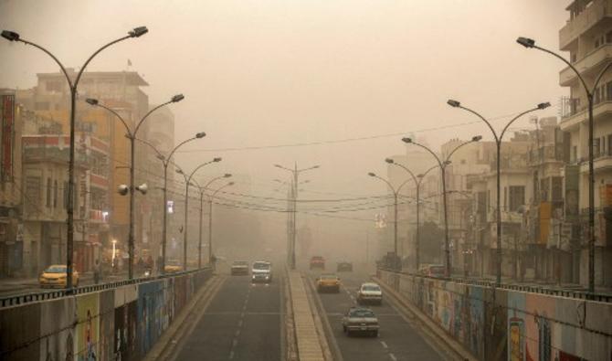 Des véhicules roulent le long du passage souterrain sous la place Tahrir dans le centre de la capitale irakienne Bagdad lors d'une tempête de poussière, le 12 avril 2022. (Photo, AFP)