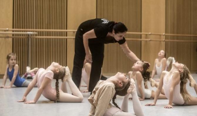 Jana Jodasova, 59 ans, ancienne danseuse du Théâtre national avec deux décennies de carrière derrière elle et qui enseigne désormais la danse classique, le 13 avril 2022, à l'Opéra d'État de Prague. (Photo, AFP)