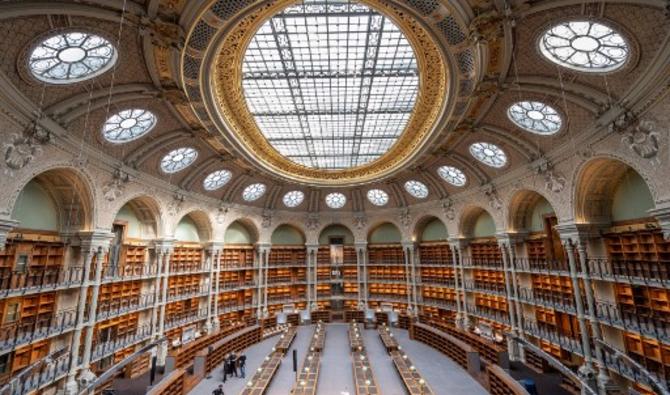 Installé au XVIIIe siècle dans un ensemble de bâtiments prestigieux près du jardin du Palais Royal, le berceau historique de la Bibliothèque nationale de France (BnF) abrite des collections exceptionnelles: manuscrits, estampes, photographies, collections liées à la musique et aux arts du spectacles, cartes ou encore monnaies, médailles et antiques. (Photo, AFP)