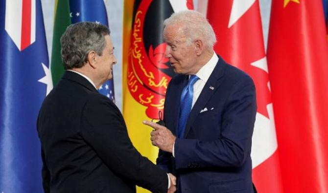 Le président américain Joe Biden est accueilli par le Premier ministre italien Mario Draghi à son arrivée pour le sommet des dirigeants du G20 à Rome, le 30 octobre 2021. (Photo, AFP)