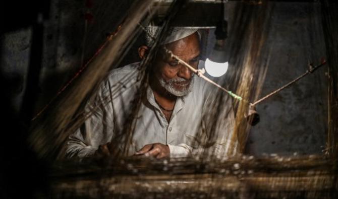 «Le tissage sur un métier à bras exige beaucoup de travail, le procédé est assez pénible», poursuit le tisserand. (Photo, AFP)