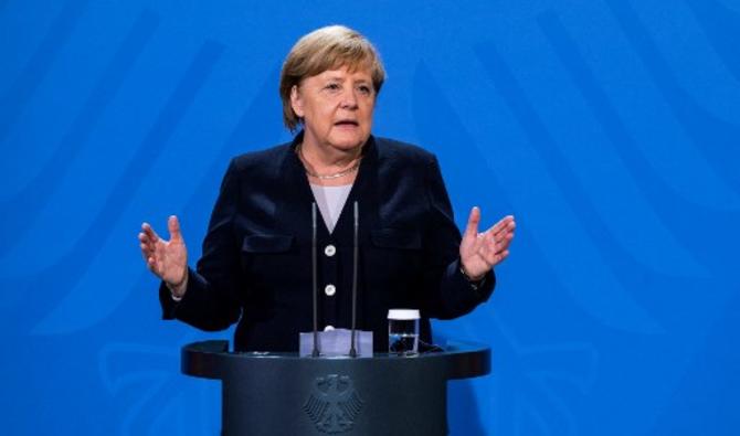 La dirigeante conservatrice, Angela Merkel, qui a gouverné plusieurs années avec les sociaux-démocrates au sein d'une grande coalition, est également critiquée pour avoir rendu l'Allemagne dépendante du gaz russe qui représentait avant la guerre plus de la moitié des importations du pays. (Photo, AFP)