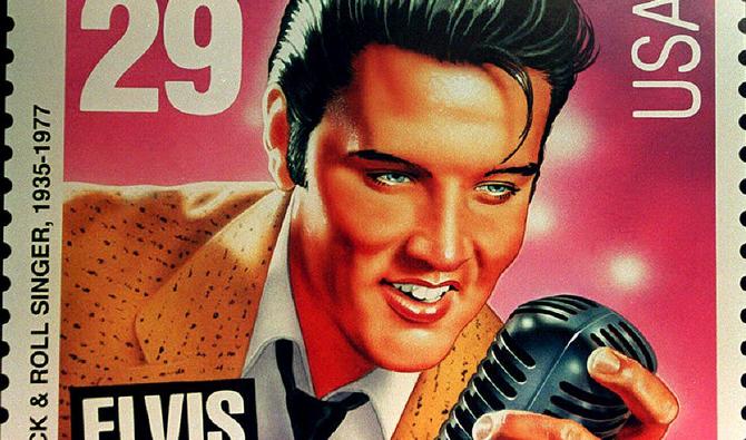 Cette photo d'archive du 4 juin 1992, montre le timbre commémoratif à l'effigie d'Elvis Presley. (Photo, AFP)