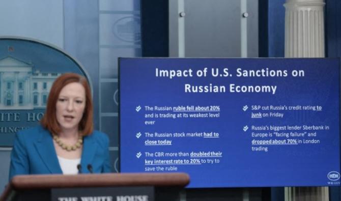 Une liste des différentes façons dont les récentes sanctions américaines contre la Russie ont eu un impact sur l'économie russe est affichée lors d'un point de presse avec l'attachée de presse de la Maison Blanche Jen Psaki, le 28 février 2022 à Washington, DC. (Photo, AFP)