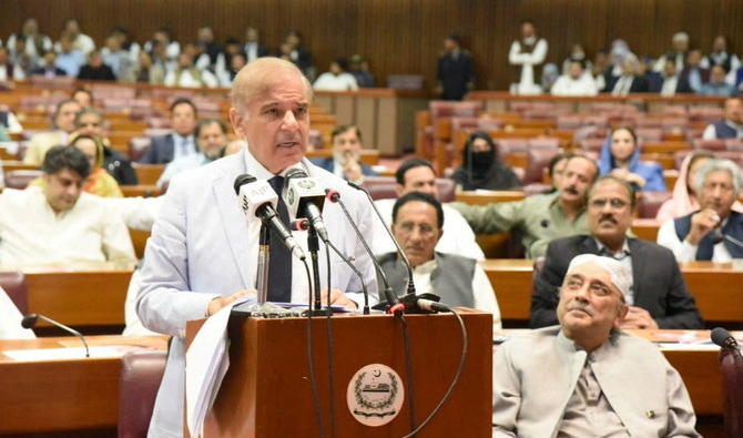 Shehbaz Sharif prend la parole après avoir remporté un vote parlementaire pour élire un nouveau Premier ministre, à l'Assemblée nationale, à Islamabad, le 11 avril 2022. (Reuters)