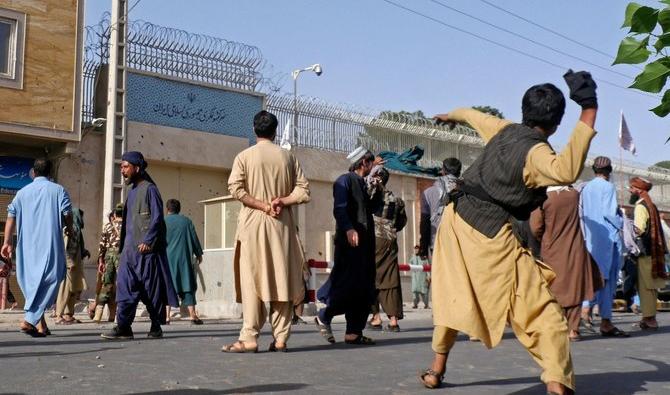 Des manifestants jetant des pierres sur le consulat iranien à Hérat lors d'une manifestation contre des allégations de harcèlement à l’encontre de réfugiés afghans en Iran. (Fichier/AFP) 