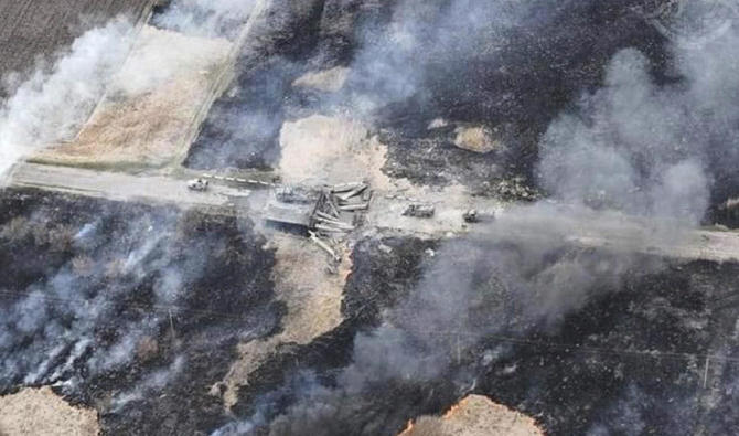 Cette image publiée jeudi par le ministère ukrainien de la Défense montrerait des véhicules militaires russes se dirigeant vers Izyum, sur un pont détruit dans la région de Kharkiv. (Photo, AP)