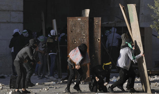 Des Palestiniens affrontent les forces de sécurité israéliennes dans l'enceinte de la mosquée Al Aqsa dans la vieille ville de Jérusalem, le vendredi 15 avril 2022. (AP)