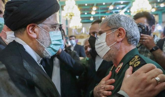 Sur cette photo fournie par la présidence iranienne, le président iranien, Ebrahim Raïssi (à gauche), salue le commandant de la force Al-Qods du Corps des Gardiens de la révolution islamique, le brigadier général Esmaïl Qaani. (Photo, AFP) 