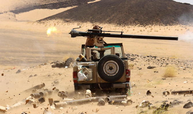 Un combattant du gouvernement yéménite tire sur des positions houthies avec une arme montée sur un véhicule, à Marib, au Yémen, le 9 mars 2021. (Photo, Reuters) 