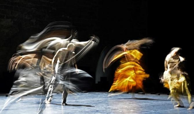 Des danseurs se produisent lors de la répétition de «Outwitting the devil» du chorégraphe britannique Akram Khan, dans le cadre du 73e Festival international de théâtre à Avignon, dans le sud-est de la France, le 16 juillet 2019. (Photo, AFP)