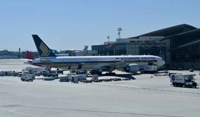 Un Boeing 777-312ER de Singapore Airlines à une porte de l'aéroport international de Los Angeles, le 28 février 2022. (Photo, AFP)