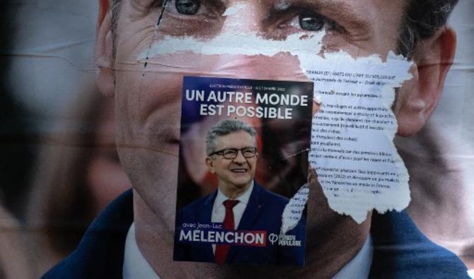 Une affiche de campagne du président français et candidat du parti La République en marche (LREM) Emmanuel Macron recouverte d'un autocollant du candidat présidentiel du parti de gauche La France Insoumise (LFI) Jean-Luc Mélenchon, le 17 avril 2022. (Photo, AFP)
