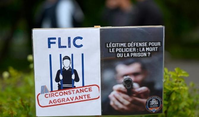 «Ça aurait pu finir ainsi, légitime défense pour notre collègue», pouvait-on lire sur des pancartes, avec la photo d'un corps dans une morgue ou celle d'un cercueil recouvert d'un drapeau bleu-blanc-rouge. (Photo, AFP)