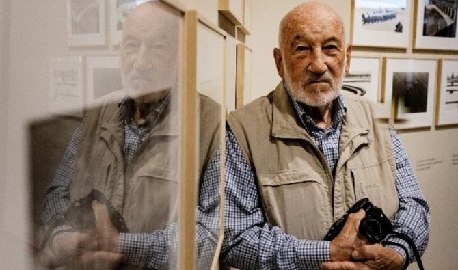 Le photographe italien Gianni Berengo Gardin pose lors du vernissage de l'exposition consacrée à son oeuvre intitulée «l'oeil comme profession» au musée Maxxi de Rome, le 3 mai 2022. (Photo, AFP)