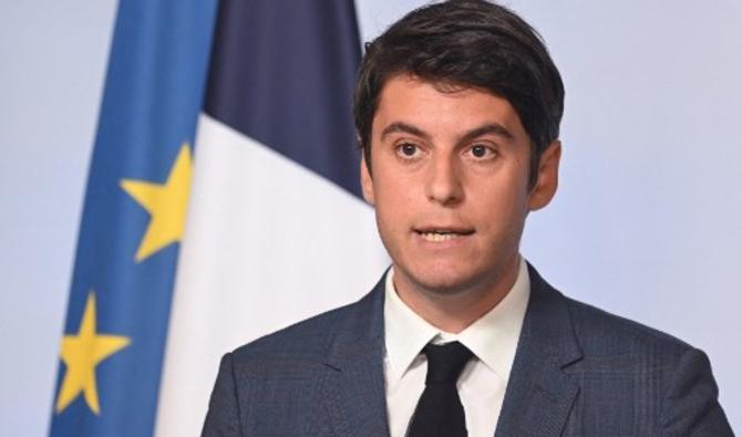 Le secrétaire d'État et porte-parole du gouvernement français Gabriel Attal tient une conférence de presse à l'issue d'une réunion hebdomadaire du cabinet à l'Élysée à Paris, le 4 mai 2022. (Photo, AFP)