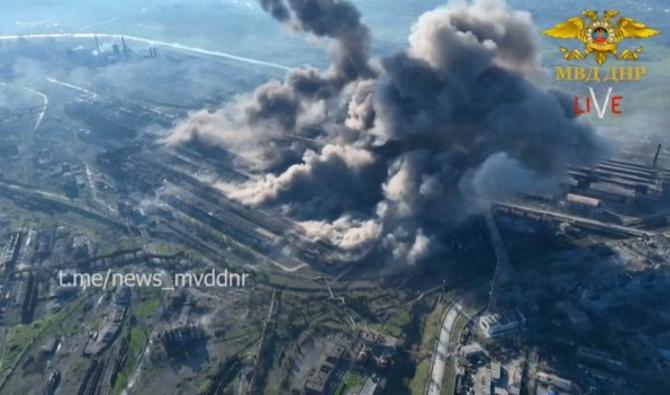 Cette capture vidéo non datée tirée d'une séquence publiée le 4 mai 2022, par le ministère de l'Intérieur de la République populaire autoproclamée de Donetsk (DNR) sur Telegram montre de la fumée s'échappant de l'aciérie Azovstal de Marioupol. (Photo, AFP)