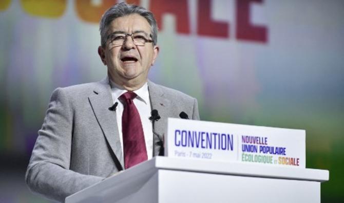 Jean-Luc Melenchon, leader du mouvement de gauche français La France Insoumise (LFI) et trois fois candidat à la présidentielle, prononce un discours lors de la convention d'investiture des membres de la Nouvelle Union populaire écologique et sociale (Nupes), à Aubervilliers, dans le nord de Paris, le 7 mai 2022. (Photo, AFP)