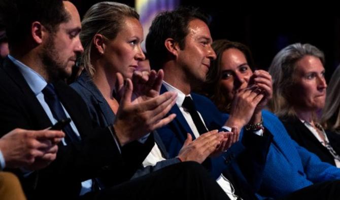 Membres du parti d'extrême droite français Reconquete ! Nicolas Bay, Marion Marechal, Guillaume Pelletier, Sarah Knafo et Laurence Trochu applaudissent un discours d'Eric Zemmour à Paris, le 7 mai 2022. (Photo, AFP)