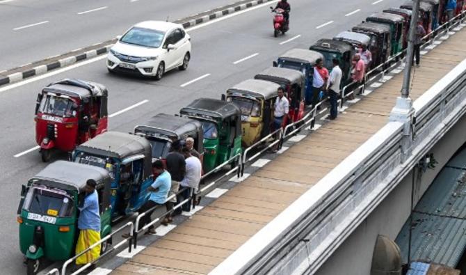 Des pousse-pousse automatiques font la queue pour faire le plein devant une station-service de Ceylon Petroleum Corporation après que les autorités ont assoupli le couvre-feu en cours pendant quelques heures à Colombo, le 12 mai 2022. (Photo, AFP)