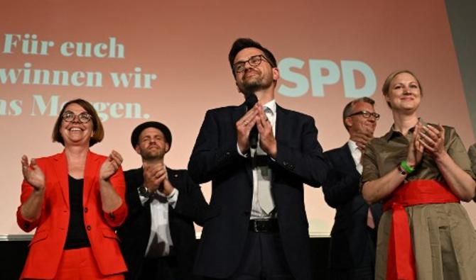 Thomas Kutschaty, président du Parti social-démocrate (SPD) de Rhénanie du Nord-Westphalie, applaudit ses partisans sur scène avec d'autres membres du SPD après l'annonce à la télévision du siège du SPD à Düsseldorf , Allemagne de l'ouest, le 15 mai 2022. (Photo, AFP)