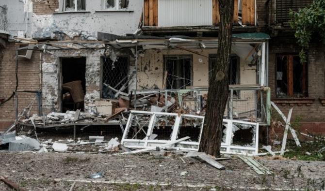 Un bâtiment endommagé lors d'un bombardement à proximité à Severodonetsk, dans l'est de l'Ukraine, le 18 mai 2022. (Photo, AFP)