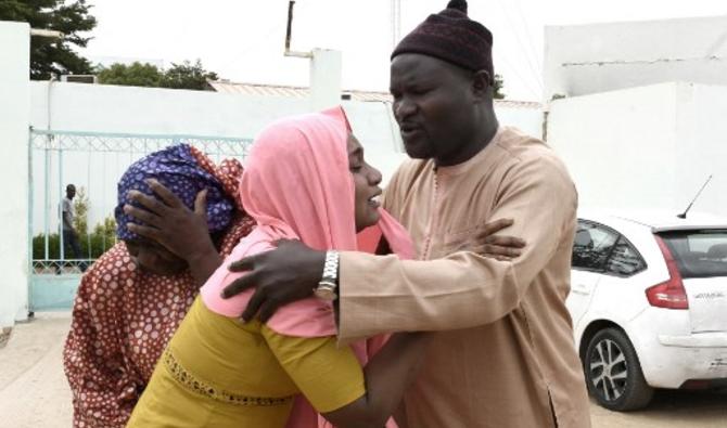 Une mère effondrée devant l'hôpital de Tivaouane. (Photo, AFP)