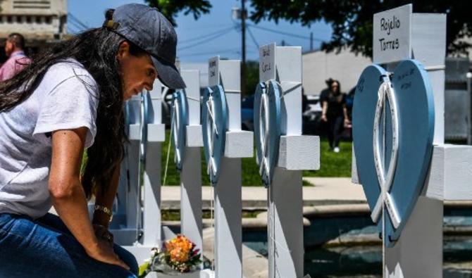 La duchesse de 40 ans, en jeans, t-shirt et casquette, s'est recueillie devant un mémorial de fortune sur lequel elle a déposé des fleurs. (Photo, AFP)