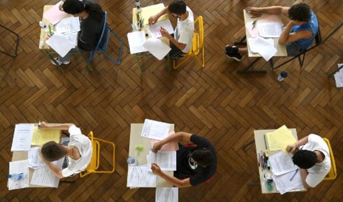 Les lycéens passent l'examen de français, la première session d'épreuves du baccalauréat 2021 (examen de fin d'études secondaires) le 17 juin 2021 au lycée Pasteur de Strasbourg, dans l'est de la France. (Photo, AFP)