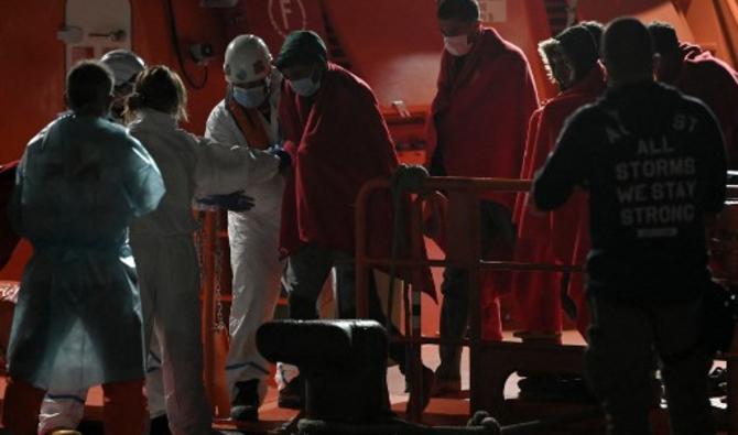 Le personnel d'urgence assiste les migrants épuisés dans le port d'Arguineguin, après leur sauvetage sur la côte de l'île canarienne de Gran Canaria, en Espagne, le 18 novembre 2021. (Photo, AFP)