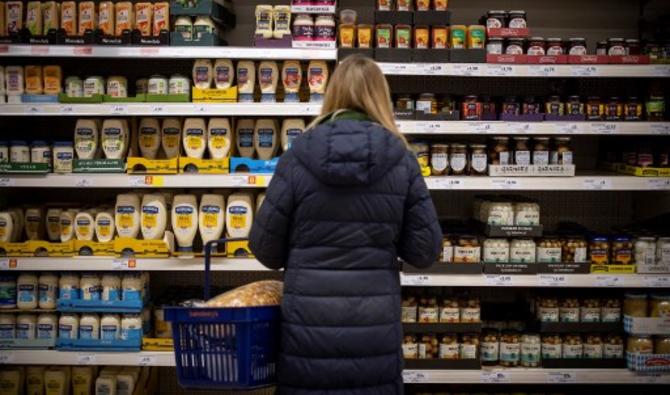 Un client achète de la mayonnaise et des condiments dans un supermarché Sainsbury's à Walthamstow, dans l'est de Londres, le 13 février 2022. (Photo, AFP)