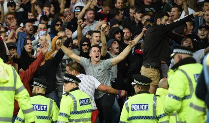 Les supporters de Hajduk Split sont retenus par la police après que leur équipe ait concédé le premier but lors de la ronde éliminatoire de l'UEFA Europa League, match de football aller entre Everton et Hajduk Split à Goodison Park à Liverpool, le 17 août 2017. (Photo/ Archives, AFP)