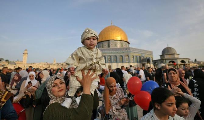 Des musulmans célèbrent l’Aïd al-Fitr devant la mosquée du Dôme du Rocher, après la prière matinale, dans l’enceinte de la mosquée Al-Aqsa, dans la vieille ville de Jérusalem, le 2 mai 2022. (AFP) 