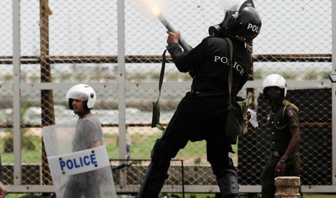 La police a tiré des gaz lacrymogènes et a fait usage de canons à eau après que les partisans du gouvernement eurent franchi les rangs des policiers pour détruire les campements de milliers de manifestants anti-gouvernementaux qui exigent le départ de Gotabaya Rajapaksa. (Reuters)